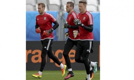  Tiga penjaga gawang timnas Wales, Owain Fon Williams, Danny Ward dan Wayne Hennessey dalam satu sesi latihan di Bordeaux, Prancis. 