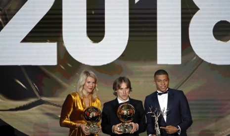 Tiga peraih pemain terbaik, Ada Hegerberg, Luka Modric dan Kylian Mbappe. 