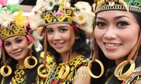 Tiga perempuan berpakian tradisional dayak ketika menari menyambut dan mengawal obor api SEA Games XXVI di halaman Balaikota Balikpapan, Kaltim, Rabu (2/11).