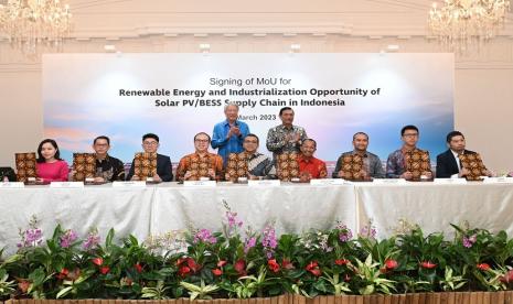 Tiga perusahaan energi raksasa Indonesia, Adaro, Medco dan Toba melalui masing masing anak usahanya akan mengembangkan rantai pasok solar PV dan baterai di Indonesia. Kesepakatan tiga perusahaan besar ini di tandatangani di Singapura, Kamis (16/3/2023).