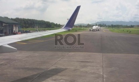 Tiga pesawat antre parkir  di Bandara Adisucipto,Yogyakarta...Kamis (26/2)