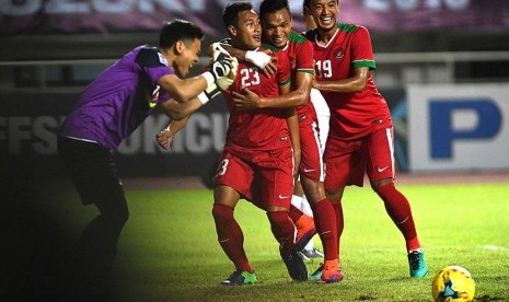 Hansamu Yama Pranata (kedua kiri) merayakan golnya ke gawang Vietnam bersama Ferdinan Alfred Sinaga (kedua kanan) dan Bayu Pradana Andriatmoko.