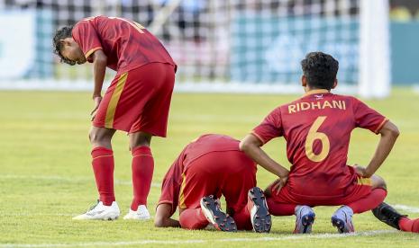 Tiga pesepkbola Indonesia tertunduk usai kalah dari tim Thailand pada pertandingan final CP Football ASEAN Para Games 2022 antara Tim Indonesia melawan Tim Thailand di Stadion UNS Solo, Jawa Tengah, Jumat (5/8/2022). Tim CP Football Indonesia menyumbangkan medali perak usai kalah dari lawannya dalam adu penalti dengan skor 5-6. 