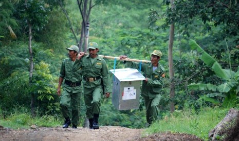  Tiga petugas Hansip mengangkut logistik Pilkada Kabupaten Semarang 2015 dengan berjalan kaki untuk didistribusikan ke tempat pemungutan suara (TPS) di Desa Duren, Sumowono, Kabupaten Semarang, Jawa Tengah, Selasa (8/12). 