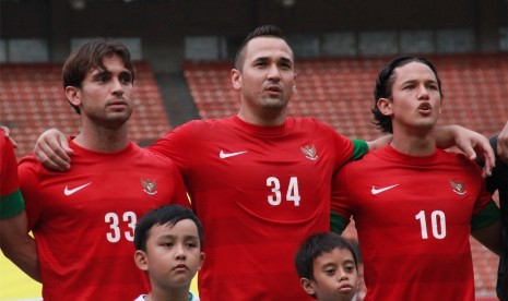 Tiga pilar naturalisasi timnas Garuda, yang turun pada partai persahabatan Indonesia vs Kamerun, Tonnie Cusell (kiri), Jhonny van Beukering (tengah), dan Irfan Bachdim (kanan), di Stadion Utama Gelora Bung Karno, Jakarta, Sabtu (17/11). (ROL/Fafa)