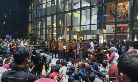 Tiga pimpinan Komisi Pemberantasan Korupsi (KPK), Agus Rahardjo, Laode M Syarif dan Saut Situmorang meminta kepastian kepada Presiden Joko Widodo terkait revisi UU KPK, Gedung KPK Jakarta, Jumat (13/9). 