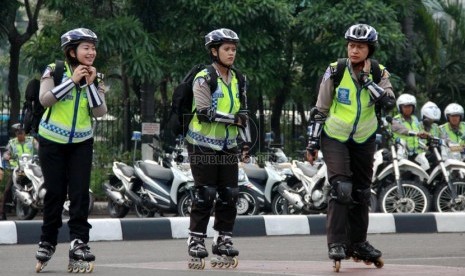  Tiga Polwan memakai sepatu roda saat mengikuti apel gelar pasukan Operasi Ketupat 2014 di Polda Metro Jaya, Jakarta, Senin (21/7).  (Republika/ Yasin Habibi)