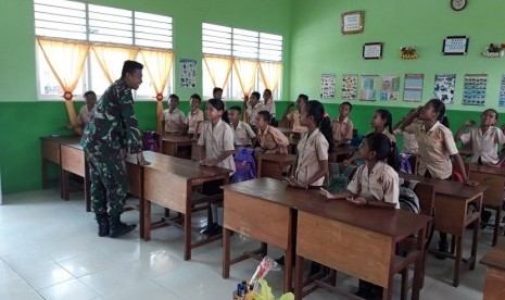 Tiga Prajurit Kostrad Terjun Menjadi Guru di Maluku Tengah