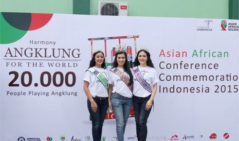 Tiga Putri Pariwisata Indonesia Berfoto saat pelaksanaan rekor angklung massal di Bandung. (23/4).  (Foto : Nawang Wulan Hanafi).