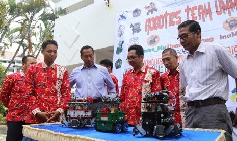 Tiga robot Universitas Muhammadiyah Malang akan berkompetisi di kategori robot pemadam kebakaran bertajuk Trinity College Fire Fighting Home Robot Contest (TCFFHRC).  