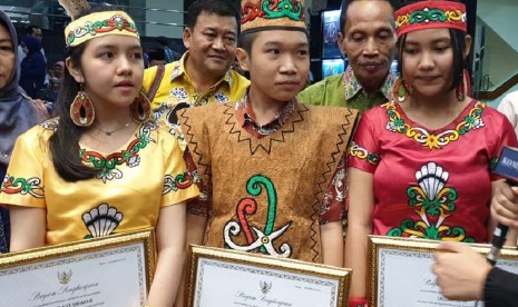 Tiga siswa SMAN 2 Palangkaraya, Kalimantan Tengah yang meraih medali emas internasional karena menemukan obat penyembuh kanker dari tanaman bajakah, saat diundang ke Kementerian Pendidikan dan Kebudayaan, Senayan, Jakarta, Sabtu (17/8).