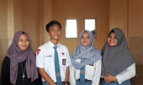 Tiga siswa SMK Negeri 4 Kota Malang dan guru pendamping memberikan keterangan perihal kemenangannya dalam membuat film animasi yang berhasil mendapatkan posisi pertama dalam ajang SEA Creative Camp 2018 se-Asia Tenggara. 