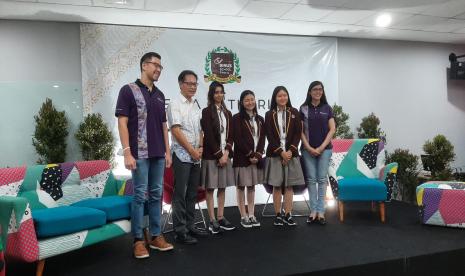 Tiga siswi kelas 12 Binus School Simprug, yakni Chiara Amanda Santoso, Danniella Jasmine Soetandi, dan Raeya Rajiv Savur (tengah) menjadi anak SMA Indonesia pertama yang mempresentasikan penelitian di International Conference of Aerospace Medicine (ICAM) 2022 yang diselenggarakan pada 22—24 September 2022 di Paris, Prancis.