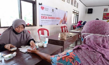 Tiga tahun sudah Rumah Zakat bersama mendukung program kesehatan di desa Bapangsari. Setelah tahun sebelumnya mendukung kegiatan posyandu, dan terlihat posyandu sudah mulai mandiri maka 2 tahun terakir, kini Rumah Zakat turut mendukung lansia.