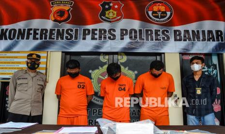 Tiga tersangka beserta barang bukti diperlihatkan pada konferensi pers di Makopolres Banjar, Kota Banjar, Jawa Barat, Jumat (10/12/2021). Satreskrim Polres Banjar menangkap tiga orang komplotan pencurian dan kekerasan (Curas) dengan modus mengaku sebagai polisi dari Satgas COVID-19 dengan mengamankan barang bukti berupa sepeda motor dan ternak domba.