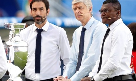 Tiga tokoh sepak bola Prancis, Robert Pires (kiri), Arsene Wenger (tengah), dan Marcel Desailly di Stade de France sebelum laga final Piala Eropa 2016.