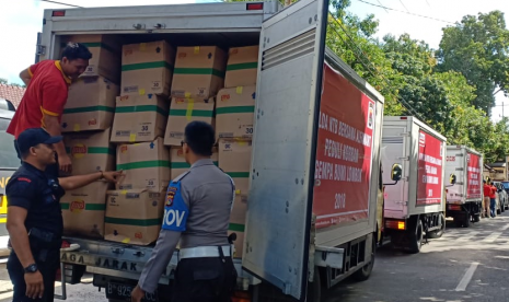 Tiga truk bantuan dari Alfamart untuk korban gempa Lombok.