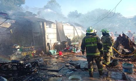 Tiga unit rumah semi permanen ludes terbakar di Jalan Pulo kambing RT 10/RW 03 Kelurahan Jatinegara, Kecamatan Cakung, Jakarta Timur, Senin (11/9/2023).