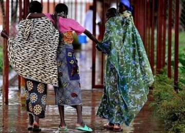 Tiga wanita Kongo saling membantu berjalan di lorong Rumah Sakit Panzi, Bukavi