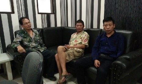 Tiga warga Cina pembuat batu bata diamankan di Kantor Imigrasi Sukabumi, Kamis (5/1).