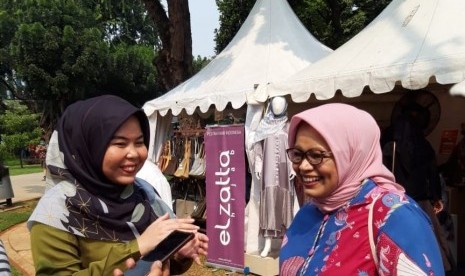 Tika Latifani Mulya, head of Marketing & Promotion Elzatta (kiri) dan istri gubernur DKI Jakarta, Fery Farhati.