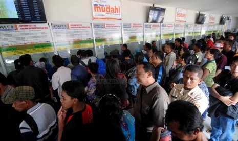 Calon penumpang antre membeli tiket kereta api (ilustrasi)