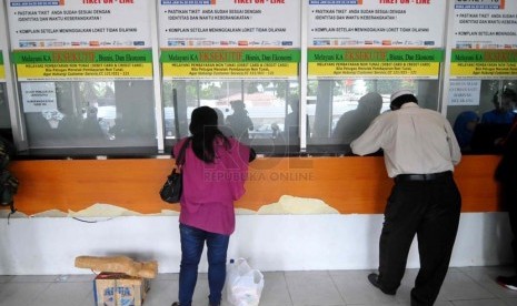    Calon penumpang antre membeli tiket kereta api di Stasiun Senen, Jakarta Pusat, Rabu (16/4). (Republika/ Wihdan)