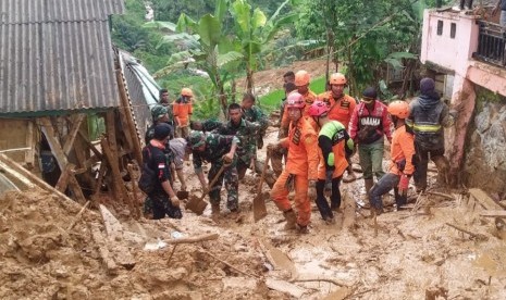 Tim ACT membanu mengevakuasi korban longsor di Sukabumi.