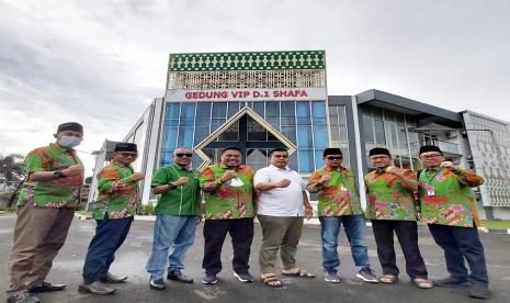 Cerita Lancarnya Uji Coba Umroh 84 Anggota Amphuri. Foto:   Tim advance mitigasi sistem umrah di masa pandemi Asosiasi Muslim Penyelenggara Haji dan Umrah Republik Indonesia (Amphuri) terbang malam ini. Tim ini diberangkat untuk mempelajari langsung pelaksanaan umrah dengan segala aturan dan protokol kesehatan yang diberlakukan Pemerintah Arab Saudi maupun Indonesia.