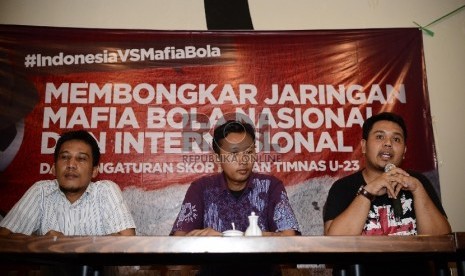 Tim Advokasi dari #IndonesiaVsMafiaBola Erasmus Napitulu (kanan) memberikan keterangan saat Konferensi Pers mengenai jaringan mafia bola nasional yang diselenggarakan di Jakarta, Selasa (16/6). Dalam konferensi pers ini diperdengarkan rekaman pembicaraan p