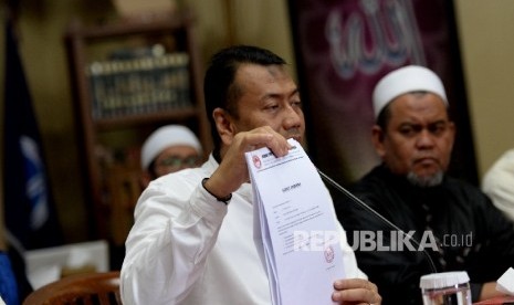 Sekretaris Presidium Alumni 212 sekaligus penggerak Tamasya Al Maidah Hasri Harahap (kanan).