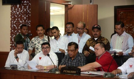 Tim advokasi merah putih untuk perjuangan keadilan melaporkan indikasi kecurangan yang terjadi dalam proses pemilu presiden (pilpres) di Kantor Dewan Kehormatan Penyelenggara Pemilu (DKPP), Jakarta, Kamis (24/7).