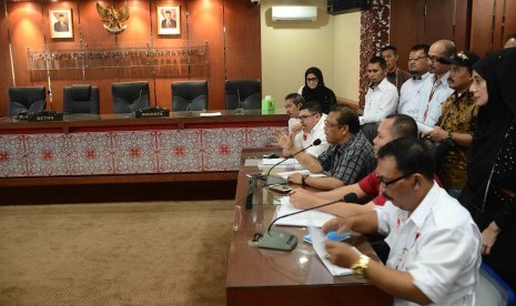 Tim advokasi merah putih untuk perjuangan keadilan melaporkan indikasi kecurangan yang terjadi dalam proses pemilu presiden (pilpres) di Kantor Dewan Kehormatan Penyelenggara Pemilu (DKPP), Jakarta, Kamis (24/7).