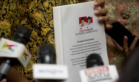 Tim advokasi pasangan Prabowo-Hatta menunjukkan berkas revisi sengketa pilpres yang diserahkan di Gedung Mahkamah Konstitusi Jakarta, Kamis (7/8). 