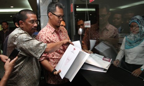 Tim advokasi pasangan Prabowo-Hatta menyerahkan berkas kelengkapan barang bukti revisi sengketa pilpres di Gedung Mahkamah Konstitusi, Jakarta, Selasa (19/8).