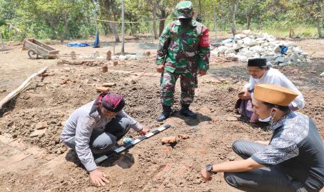 Tim Ahli Cagar Budaya (TACB) bersama Dinas Pariwisata dan Kebudayaan (Disbudpar) Kabupaten Indramayu meninjau temuan struktur bata yang diduga merupakan dinding bangunan kuno, di Blok Krasak Pulo, Desa Krasak, Kecamatan Jatibarang, Kabupaten Indramayu, Kamis (30/9).