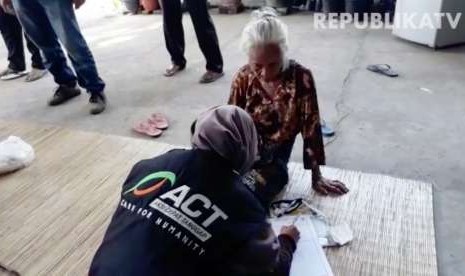 Tim Aksi Cepat Tanggap (ACT) di lokasi pengungsian korban gempa Lombok