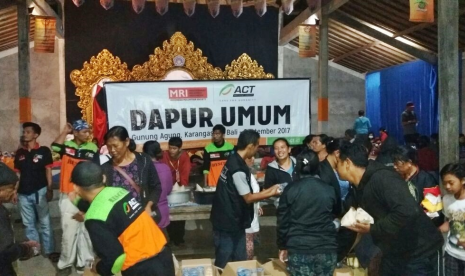 Tim Aksi Cepat Tanggap (ACT) membuka dapur umum di posko pengungsian Gunung Agung.