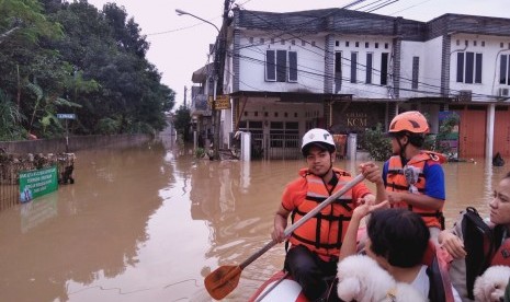 Tim Aksi Siaga Kemanusiaan (TASK)  Hidayatullah mengevakuasi warga korban banjir di Kecamatan Jatiasih, Bekasi, Jawa Barat.