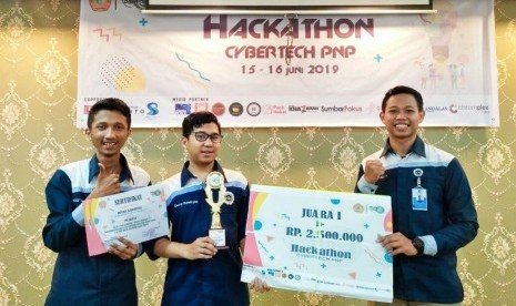  Tim AMCC Universitas Amikom Yogyakarta yang menjadi juara satu dalam Kompetisi Hackathon Cybertech di Politeknik Negeri Padang.