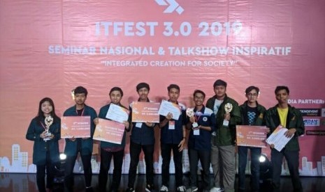 Tim Amikom Computer Club (AMCC) bersama peraih juara di IT Fest USU 3.0 2019.