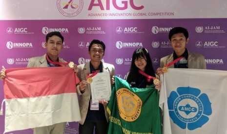 Tim Amikom Computer Club (AMCC) dari Universitas Amikom Yogyakarta yang meraih emas dari gelaran Advance Innovation Global Competition (AIGV) 2019 di Singapura. 