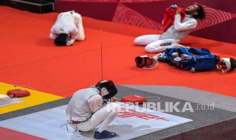 Tim anggar beregu putra Aceh melakukan selebrasi usai menang saat bertanding melawan tim anggar beregu putra Riau pada final Anggar kategori Floret Beregu Putra PON Papua di Kompleks Gereja ST Yoseph, Kabupaten Merauke, Papua, Jumat (8/10/2021). Tim anggar beregu putra Aceh berhasil meraih medali emas setelah menang atas tim anggar beregu putra Riau. 