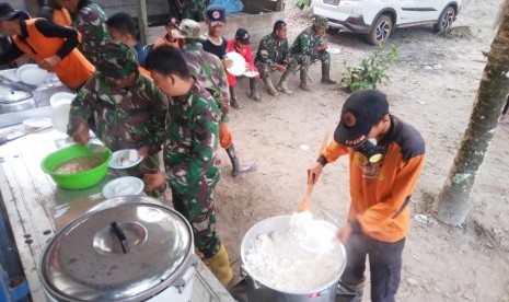 Tim anggota pemadaman api kahutbunlah tengah menikmati makanan dan minuman di dapur umum yang disediakan Pemkab Muba.