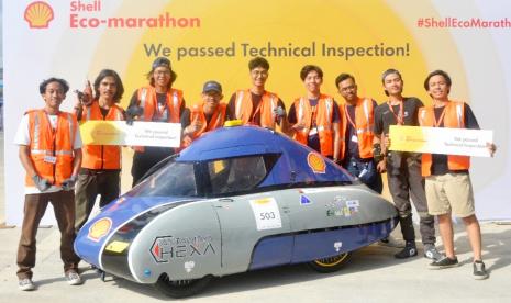  Tim Antawirya Hexa Undip berfoto bersama prototipe mobil mobil Gentayu yang berhasil meraih podium ke-3 pada kategori Urban Concept Internal Combustion Engine dengan raihan 286 kilometer per liter, pada ajang Shell Eco-Marathon Asia Pacific & Middle East 2023 di Pertamina Mandalika International Circuit, Lombok, Nusa Tenggara Barat (NTB).