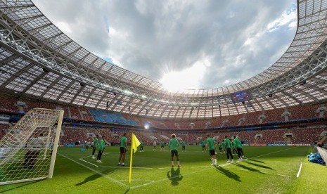 Tim Arab Saudi berlatih di Stadion Luzhniki pada Rabu (13/6).