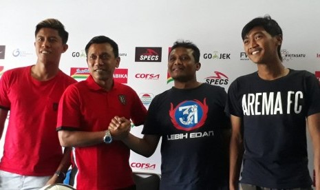 Tim Arema FC dan Bali United memberikan keterangan pers sebelum pelaksanaan pertandingan di Kantor Arema FC, Malang, Jumat (19/10). 