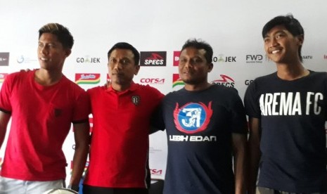 Tim Arema FC dan Bali United memberikan keterangan pers sebelum pelaksanaan pertandingan di Kantor Arema FC, Malang, Jumat (19/10).