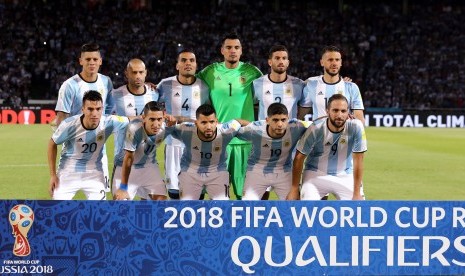 Tim Argentina berpose sebelum laga kualifikasi Piala Dunia 2018 lawan Paraguay di stadion Mario Kempes, Cordoba, Rabu (12/10). Argentina kalah 0-1.