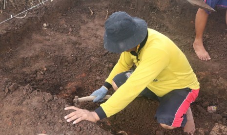 Cagar Budaya (BPCB) Trowulan melakukan ekskavasi di situs Pendem, Junrejo, Kota Batu, Jawa Timur (Jatim), Jumat (13/12). 